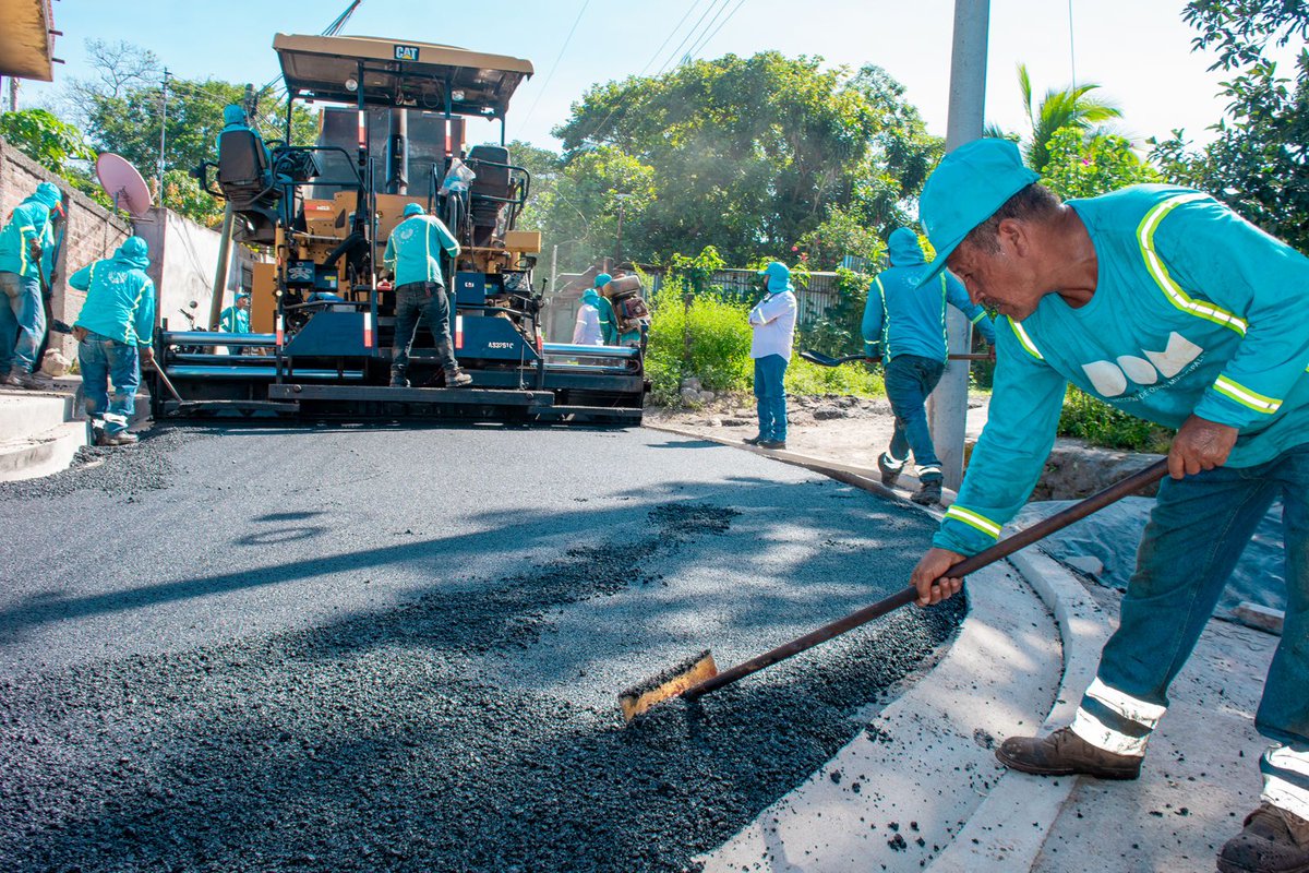 ObraMunicipal's tweet photo. Estamos transformando las calles de Verapaz, San Vicente, en esta ocasión te mostramos los trabajos del #PlanNacionalDeBacheo en la colonia Guzmán.🛣️😎 https://t.co/BvBaXnZmcF