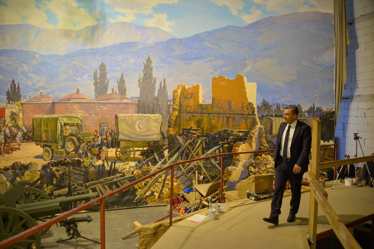 Valimiz Hulusi Şahin, 25 Aralık Panorama Müzesi, Çanakkale Şehitleri Müzesi, İstanbul Harbiye Müzesi ve Ankara Anıtkabir gibi müzeler için tablo serileri üreten ve Kurtuluştan Kuruluşa 100 Yıllık Cumhuriyet Sergisini resmeden Ressam Alexander Samsonov’un Atölyesini ziyaret etti.