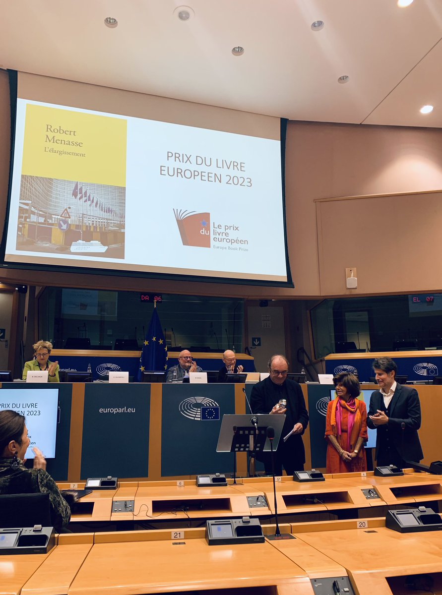 EditionsVerdier's tweet photo. [Prix du Livre Européen]

Remarquable discours contre les nationalismes d’un Robert Menasse ému aux larmes, au Parlement européen, lors de la remise du Prix du Livre européen.

📒 « L’élargissement », de Robert Menasse
https://t.co/BgAiDGYOJc

#prixdulivreeuropeen 
#robertmenasse https://t.co/2sDmawOUgT