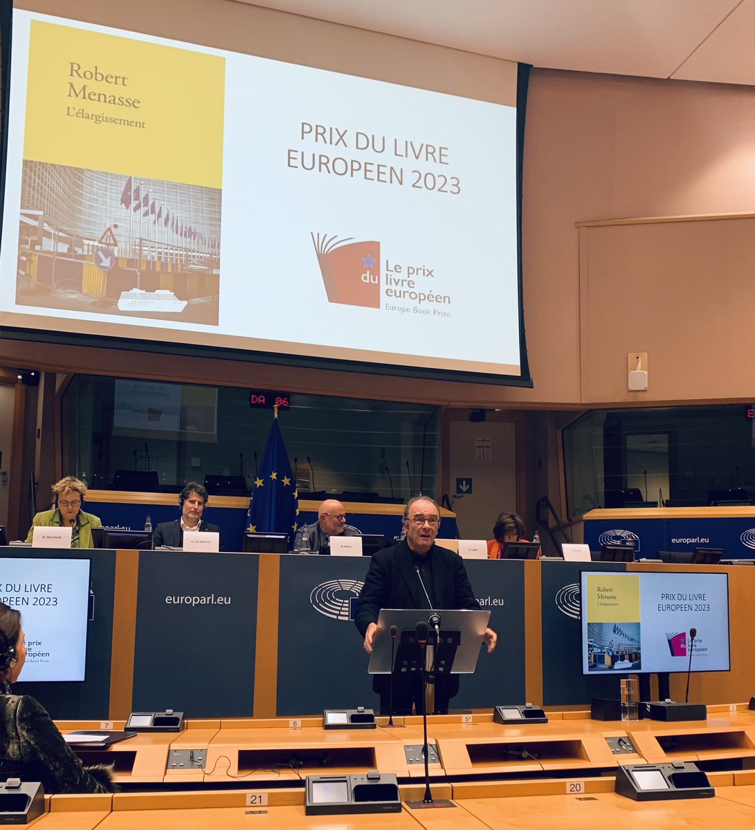 EditionsVerdier's tweet photo. [Prix du Livre Européen]

Remarquable discours contre les nationalismes d’un Robert Menasse ému aux larmes, au Parlement européen, lors de la remise du Prix du Livre européen.

📒 « L’élargissement », de Robert Menasse
https://t.co/BgAiDGYOJc

#prixdulivreeuropeen 
#robertmenasse https://t.co/2sDmawOUgT