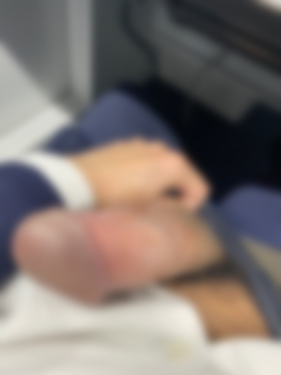 オフィスに誰も居なくなったタイミングでカチカチに勃起した太ちんぽ丸出ししちゃいました笑