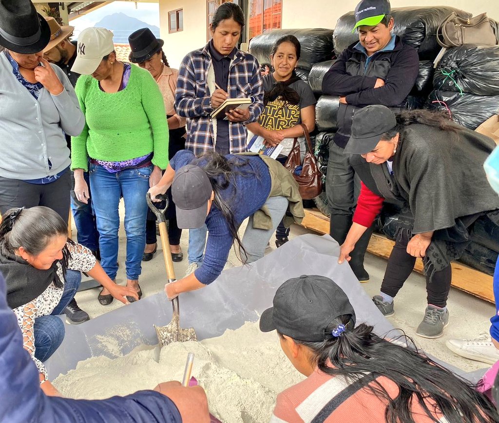 #Loja | En el cantón #Saraguro 📍 parroquia Urdaneta, se desarrolló el taller en la elaboración de sales minerales para ganado bovino, brindando el beneficio a diferentes productores dentro del <a href="/PNRSG_Ec/">Reconversión Ganadera Ecuador</a> con el fin de mejorar la nutrición de sus hatos ganaderos.