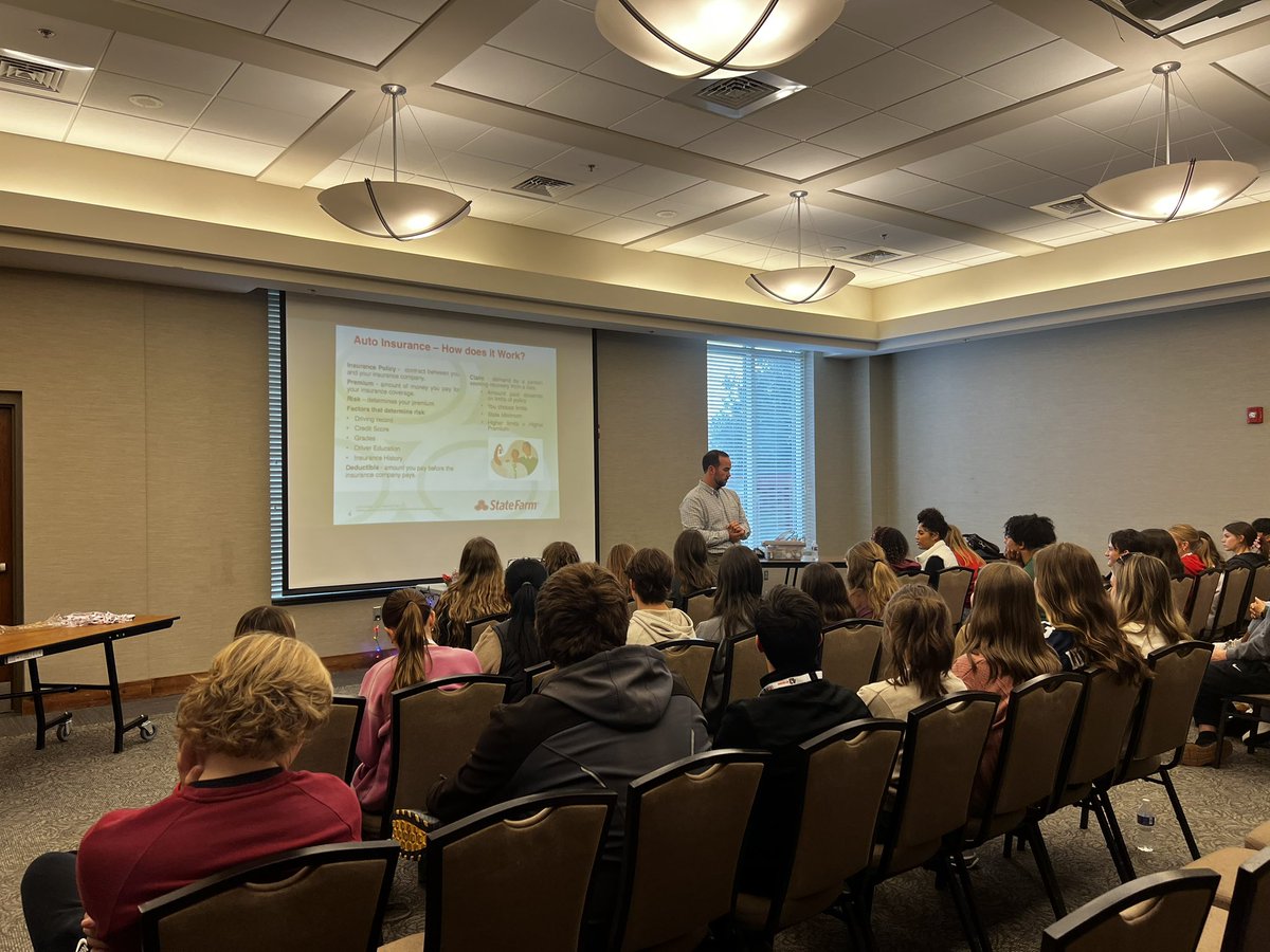 UrKeys2Drv's tweet photo. @ASFFOUNDATION and @StateFarm  teach students about distracted driving, graduated driver’s license and other driving laws as well as seat belt safety and driving trends and stats! https://t.co/2XEiYljC3D