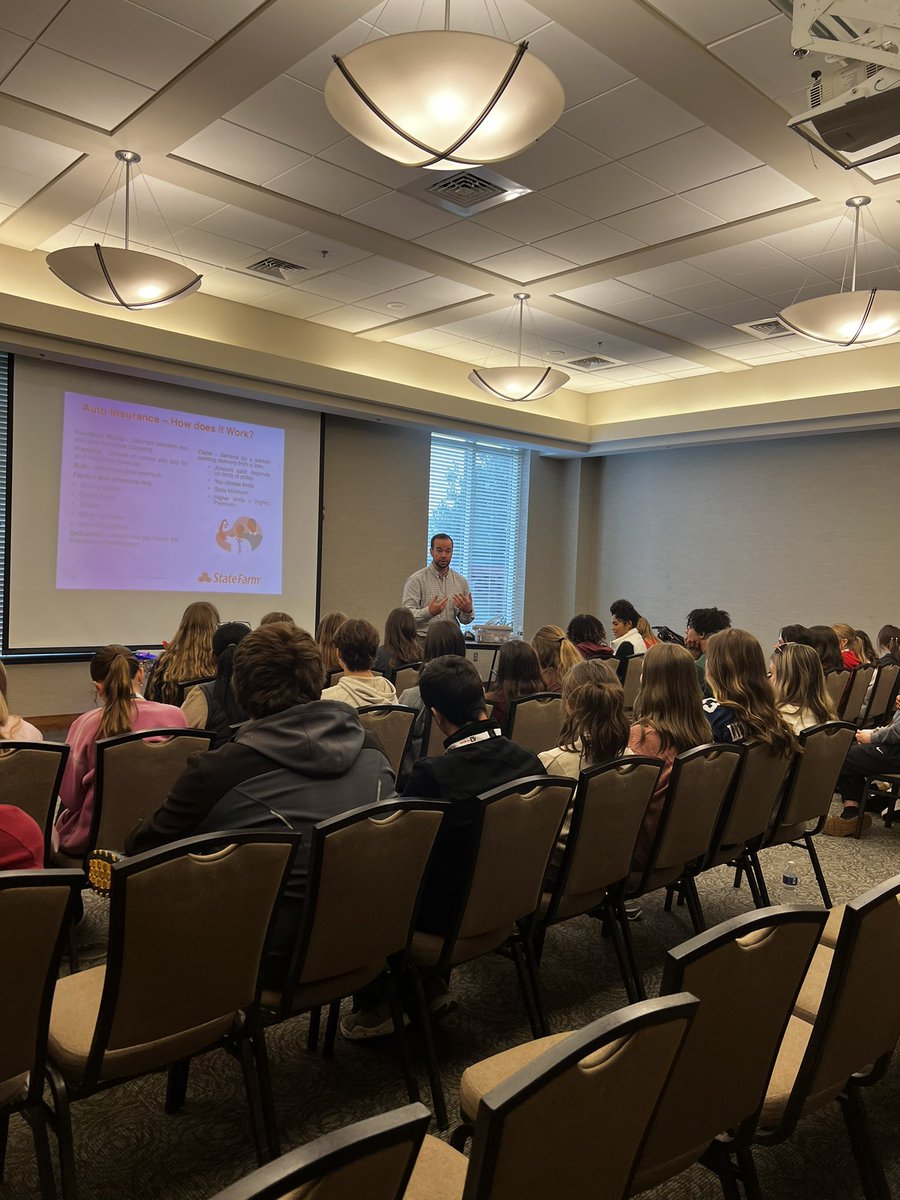 UrKeys2Drv's tweet photo. @ASFFOUNDATION and @StateFarm  teach students about distracted driving, graduated driver’s license and other driving laws as well as seat belt safety and driving trends and stats! https://t.co/2XEiYljC3D