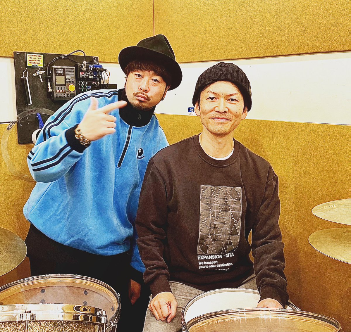some_B's tweet photo. 約10年ぶりの再会！地元話と音楽に熱が入る心地よい夜でした🌙

#東京GIZA10
#tokyogiza10
#somebrother
#再会
#地元仲間
#thankyou https://t.co/3XlKRAeJwI