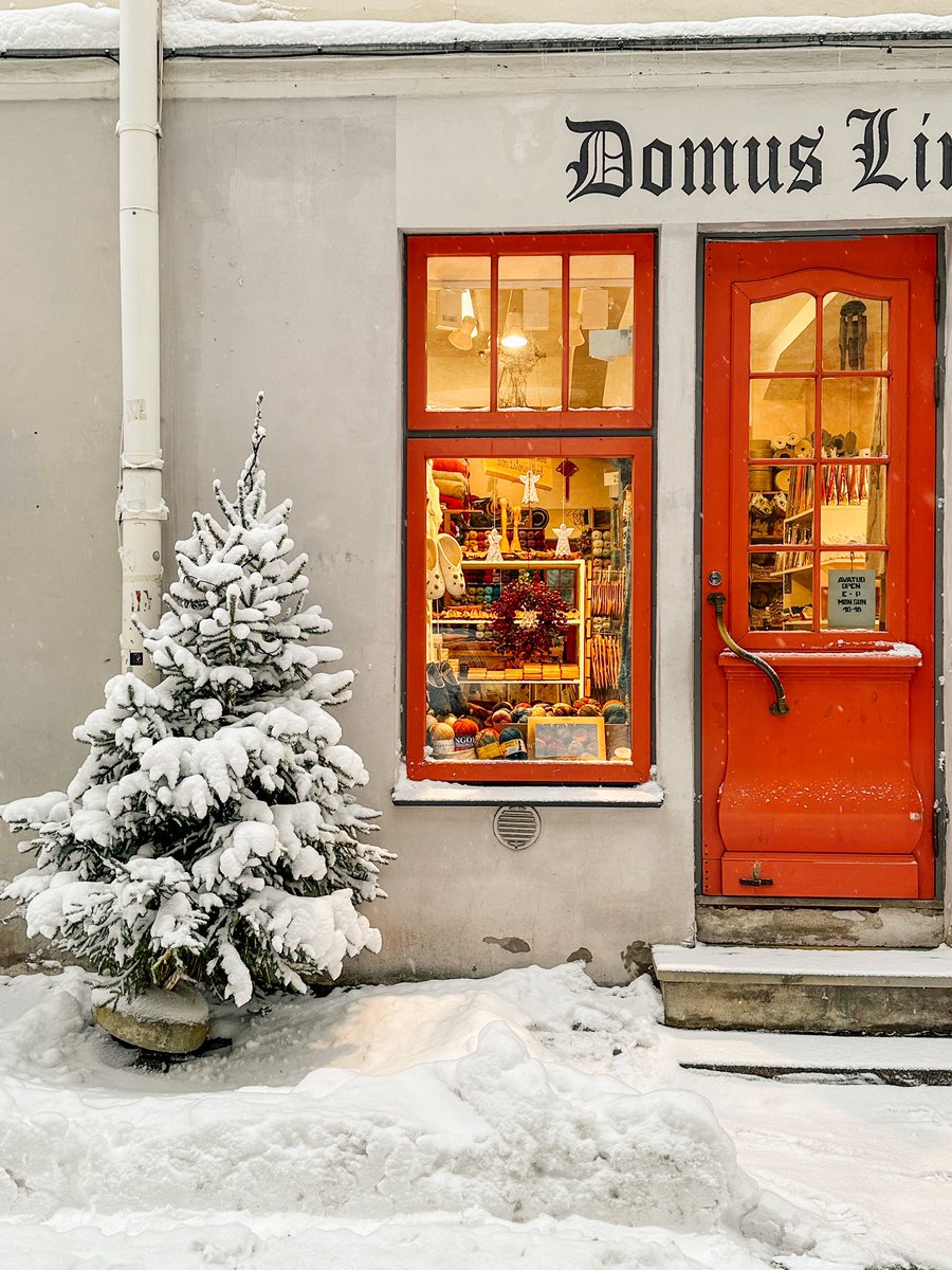 VisitTallinn's tweet photo. More snow coming down in #Tallinn, just in time for the #Christmas Market opening tomorrow (Dec 1) at 18:00 on Town Hall square. Don��t miss the Coca Cola festive caravan at Rotermann quarter at 16:00 (Dec 1). 
#VisitTallinn #VisitEstonia #WINTER https://t.co/88RLIyEHbt