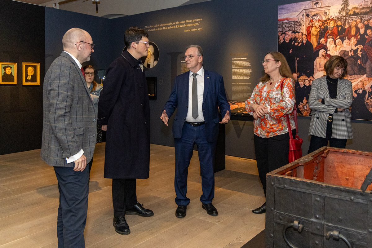 sachsenanhalt's tweet photo. MP @reinerhaseloff nimmt auch am Rundgang durch die neue Sonderausstellung im Lutherhaus WB teil. Auf 350qm werden die vielen Facetten des Reformators gezeigt und der Blick auf #Luthers Erbe in der modernen Welt geöffnet. Exponat u.a.: eine Seidenmalerei aus Korea. #SachsenAnhalt https://t.co/Kdc4JQIORK