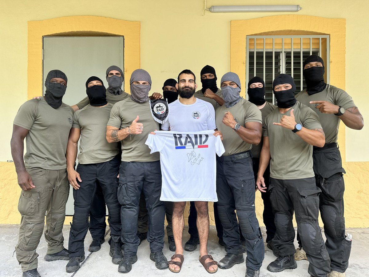 BenoitSt_Denis's tweet photo. 👋🏻 Bonjour c’est pour les calendriers !
.
.
.
🫡 Merci à l’antenne du Raid #972 pour l’accueil ! #ServirSansFaillir 🇫🇷 https://t.co/spjCV1Kegg