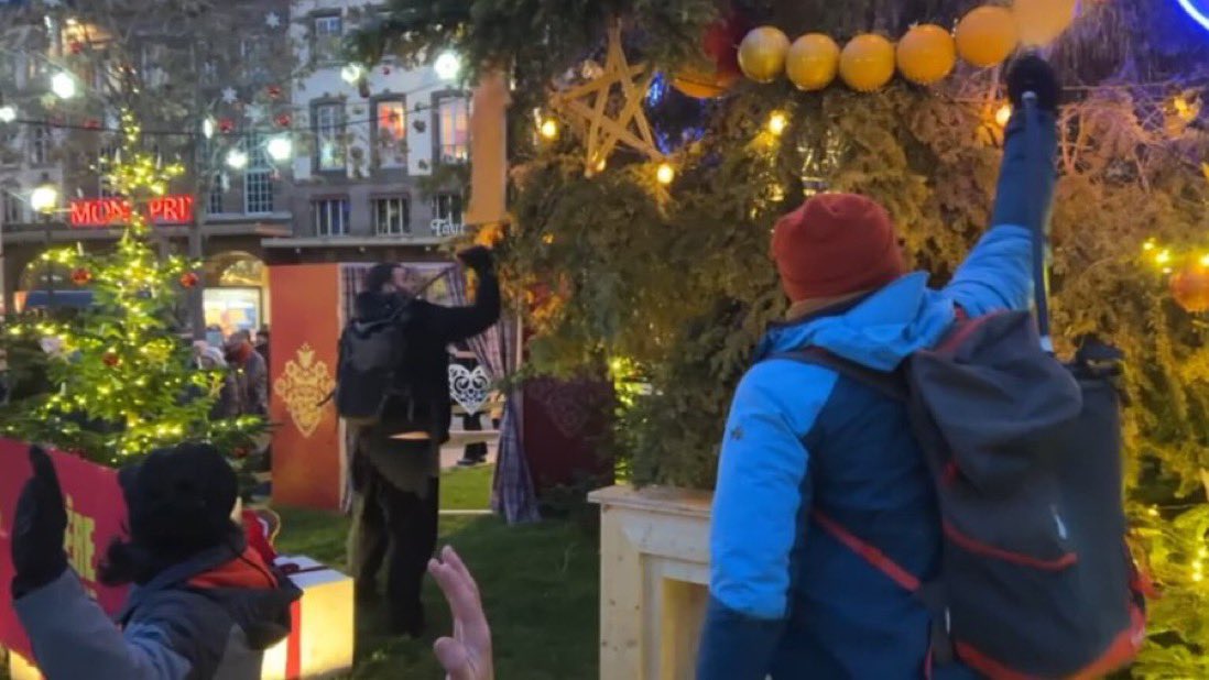 Frontieresmedia's tweet photo. ⚡️Des militants écologistes ont aspergé avec de la peinture le sapin de Noël de Strasbourg. (BFM TV) https://t.co/bl3LOW68jd