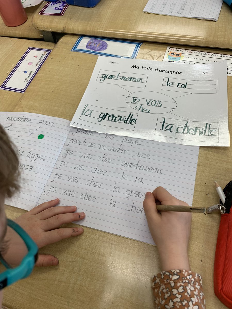 VBaniny's tweet photo. La minute d’écriture dans la classe de madame Grâce et de madame Gabrielle. Les élèves de 1 ère année se consacrent avec fierté à perfectionner leur calligraphie. #texte à structure répétée #phrase de base @ROMA_CSVIAMONDE https://t.co/mXlw0Lrws5