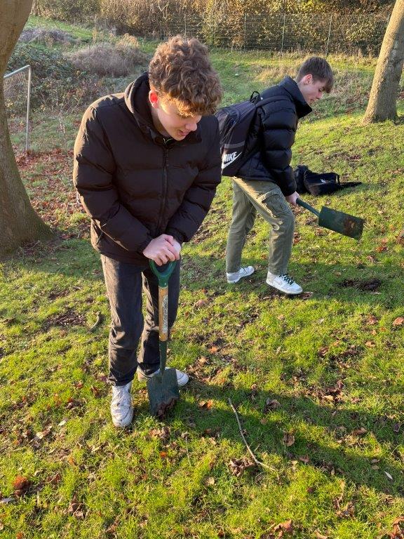 RushcliffeSA's tweet photo. This week members of the Eco-Club have planted 200 saplings to increase the biodiversity of our school grounds and help the local environment.🌳

We planted trees such as English Oak, Hawthorn and Silver Birch. It's great to see the students get so involved in helping our planet! https://t.co/SvnIvlEGfq