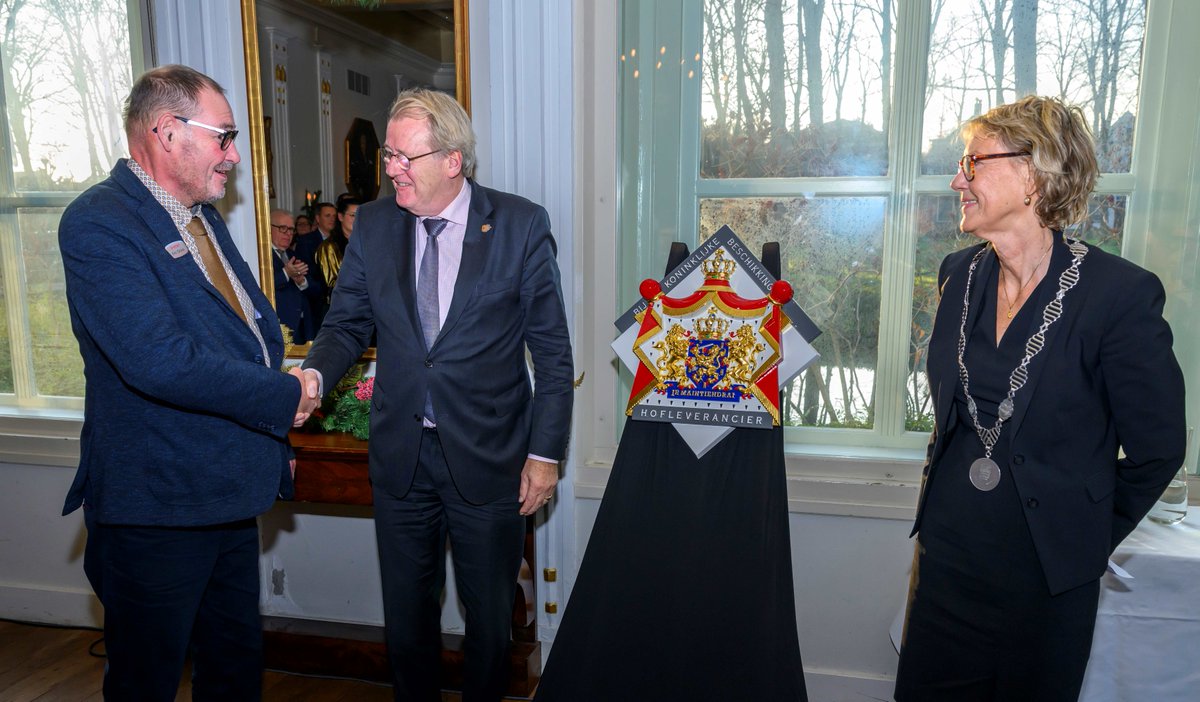 Jaap Smit, Commissaris van de Koning in Zuid-Holland, reikte donderdag 30 november het Predicaat ‘Hofleverancier’ uit aan het Rhoonse Groshart Elektrotechniek. Hij deed dit in aanwezigheid van de directie, medewerkers, burgemeester Jolanda de Witte en belangstellenden.