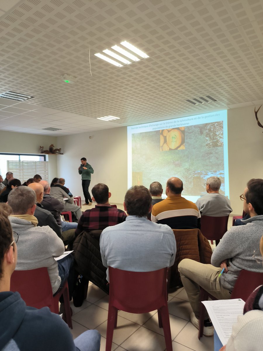 La FDC19 est présente aujourd'hui au séminaire sur l'équilibre entre forêt et #cervidés à #Hourtin. Échanges d'expériences entre les départements de #NouvelleAquitaine