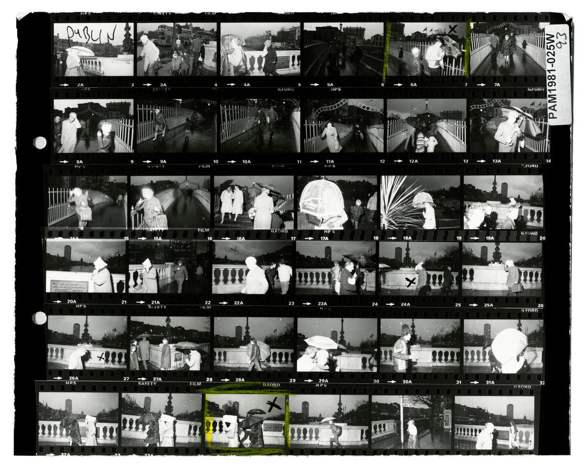 Bad Weather by Martin Parr 📸

This contact sheet print by Parr depicts a scene at O’Connell Bridge, Dublin, and his process towards the final image, which he included in his 1982 photobook Bad Weather.

Shop the print: bit.ly/3FggC0l

© Martin Parr / Magnum Photos