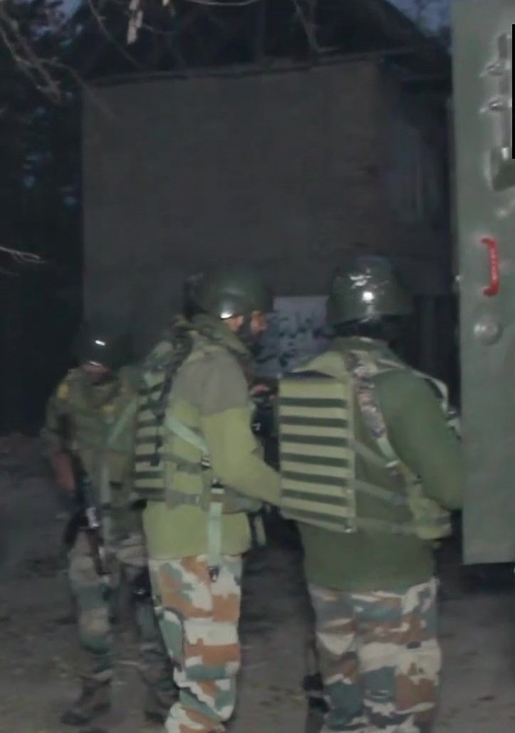 Guru_Burman's tweet photo. #UPDATE 🔥
1 terrorist pig Gun down by security forces in ongoing Anti-terror ops at  Arihal village of #Pulwama  south #kashnir  1-2more still hold up 🔥🔥 
More details awaited 

#IndianArmy https://t.co/Ff05rhwU1t