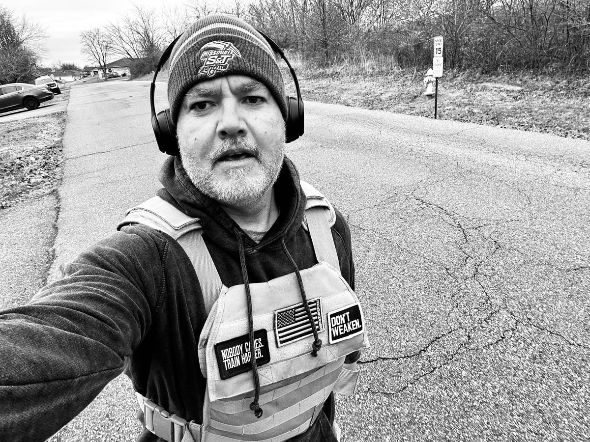 BryanKHoward1's tweet photo. 5:30am workout ✔️ 9am workout ✔️
6+ miles in the books today.
Keep your team accountable & yourself.
Have a phenomenal day! #Bblessed 👊 https://t.co/nStJG5JnZo