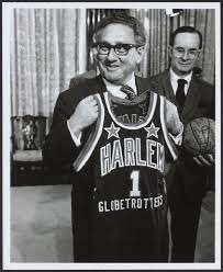 Henry Kissinger becomes the first honorary Harlem Globetrotter (1976)