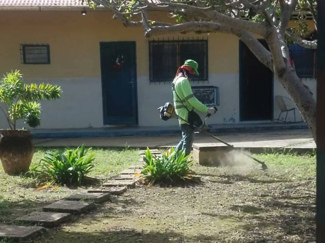 AnacoAlcaldia's tweet photo. 30Nov| La cuadrilla de limpieza llevó a cabo el saneamiento y mantenimiento del Jardín de Infancia Luisa Cáceres de Arismendi. 

¡Nos esforzamos para mantener a nuestro querido Anaco en las mejores condiciones!  

#ElBuenGobierno 
#PlanDeLimpieza https://t.co/8lzYOhSvTn