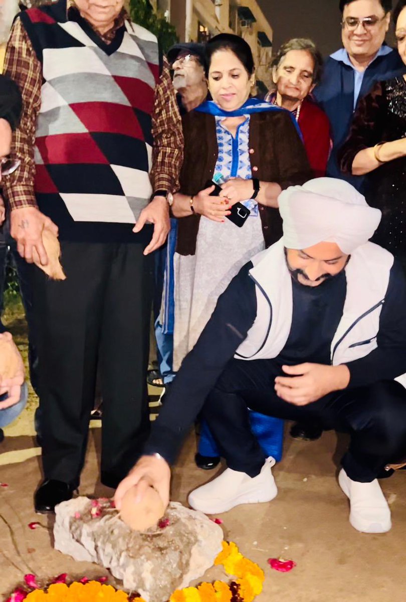 JarnailSinghAAP's tweet photo. GRAP पाबंदियां हटते ही @ArvindKejriwal सरकार के विकास कार्यों ने पकड़ी रफ्तार 🔥🔥🔥
आज Brotherhood Society, H ब्लॉक विकास पुरी में Open Gym 🏋🏻♂️🏋🏻♀️ के निर्माण कार्य का शुभारंभ कर क्षेत्रवासियों के साथ खुशियाँ बांटी और आशिर्वाद लिया ❤️
#Gym #opengyms #opengym #inauguration #InaugurationCeremony #inaugurated #development #ArvindKejriwal #AamAadmiParty #aamaadmipartydelhi
@AamAadmiParty