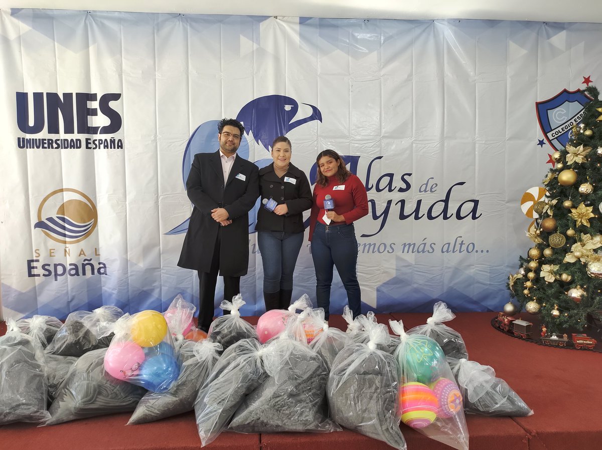 Gracias a la Lic. Carolina Cupich en representación de Irasema Kondo Secretaria de dalud por el donativo que se acaba de realizar para el apoyo en el programa Alas de ayuda,ayudando a volar más alto 🦅💙☁️
#UNES #ColegioEspaña #UNES #Dgo #Durango #Alasdeayuda2023 #señalespaña
