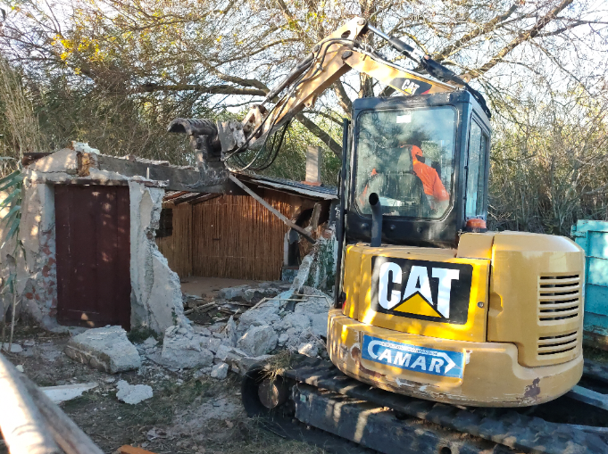 Prefet66's tweet photo. #Cabanisation | Les services de l’État ont procédé dans la même semaine à la démolition d’office de deux constructions édifiées sans permis de construire en zone agricole.
La première démolition a eu lieu à Ortaffa, le mercredi 22 novembre, et portait sur une grange transformée en maison d’habitation. La deuxième démolition a été menée à Bompas, le vendredi 24 novembre, et portait quant à elle sur une habitation légère de loisir.

Dans les deux cas, les propriétaires avaient été condamnés par le tribunal judiciaire de Perpignan à démolir leur bien. Devant leur inaction et après plusieurs mises en demeure, le préfet a décidé de mener une exécution d’office.

Pour faire face aux constructions illégales et au phénomène de cabanisation, les services de l’État des Pyrénées-Orientales mènent régulièrement des démolitions d’office pour faire respecter les décisions de justice. La majorité de ces installations se trouvent en zones à risques et, par leur dissémination dans des espaces naturels, participent au risque d’incendie.

Depuis 2018, 17 démolitions d’office ont été réalisées. D’autres actions sont d’ores et déjà programmées pour 2024