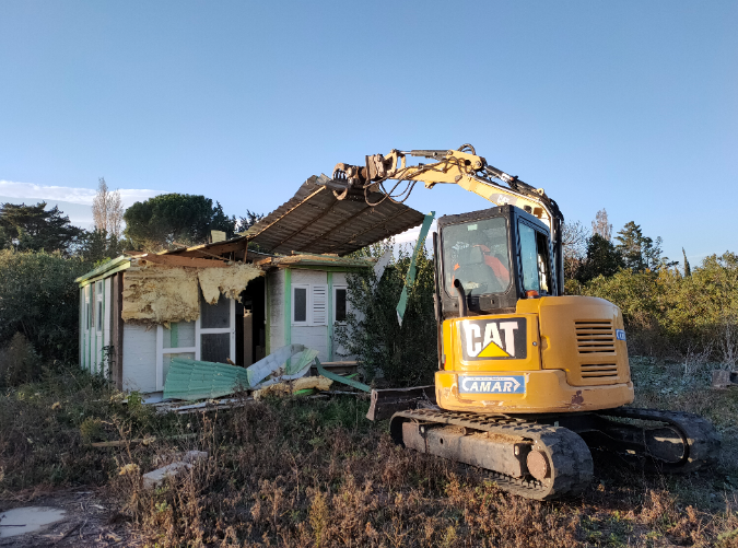 Prefet66's tweet photo. #Cabanisation | Les services de l’État ont procédé dans la même semaine à la démolition d’office de deux constructions édifiées sans permis de construire en zone agricole.
La première démolition a eu lieu à Ortaffa, le mercredi 22 novembre, et portait sur une grange transformée en maison d’habitation. La deuxième démolition a été menée à Bompas, le vendredi 24 novembre, et portait quant à elle sur une habitation légère de loisir.

Dans les deux cas, les propriétaires avaient été condamnés par le tribunal judiciaire de Perpignan à démolir leur bien. Devant leur inaction et après plusieurs mises en demeure, le préfet a décidé de mener une exécution d’office.

Pour faire face aux constructions illégales et au phénomène de cabanisation, les services de l’État des Pyrénées-Orientales mènent régulièrement des démolitions d’office pour faire respecter les décisions de justice. La majorité de ces installations se trouvent en zones à risques et, par leur dissémination dans des espaces naturels, participent au risque d’incendie.

Depuis 2018, 17 démolitions d’office ont été réalisées. D’autres actions sont d’ores et déjà programmées pour 2024