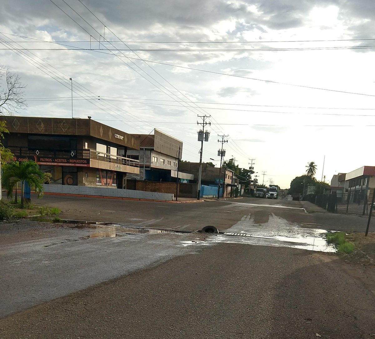 dfradragon's tweet photo. @NicolasMaduro @amarcanopsuv @OviedoPSUV A veces 1 tiene q citar en twitter a @NicolasMaduro  para ver si el Alcalde de Caroní se pone a trabajar. Hay infinidad de calles rotas en gran parte de Ciudad Guayana. Pero hoy me voy a referir a la Entrada de la Zona industrial UD 321. https://t.co/BCIw0xudBL
