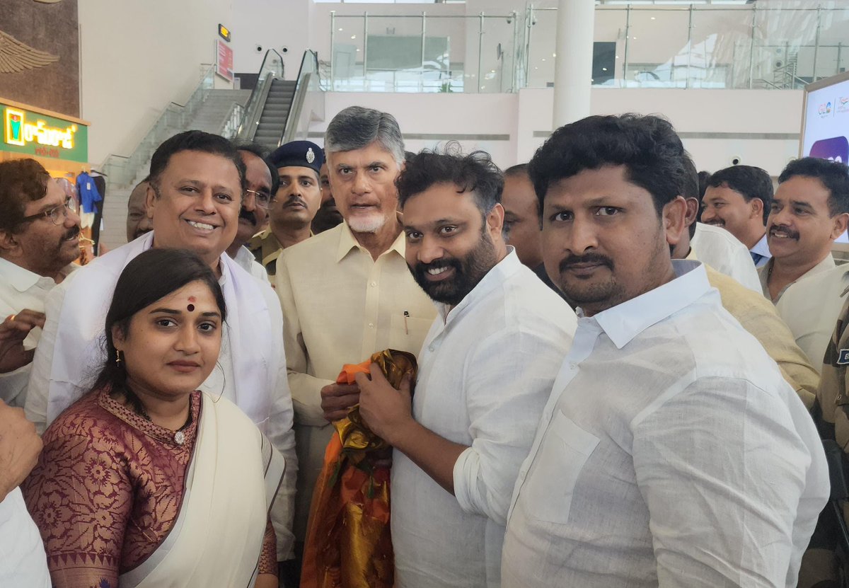 KiranRoyaljsp's tweet photo. తెలుగు దేశం పార్టీ జాతీయ అధ్యక్షులు ఆంధ్ర ప్రదేశ్ రాష్ట్ర మాజీ ముఖ్యమంత్రి నారా చంద్రబాబునాయుడు గారు వారి కుటుంబం తో తిరుమల కి విచ్చేసిన సందర్భంగా వారిని తిరుపతి ఎయిర్ పోర్ట్ లో మర్యాదపూర్వకంగా కలిసి స్వాగతం పలికిన తిరుపతి @JanaSenaParty అసెంబ్లీ ఇంఛార్జి @KiranRoyaljsp https://t.co/EX76ZVvZO6