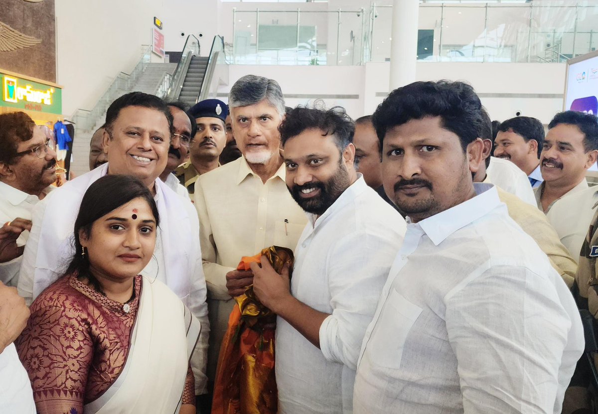 KiranRoyaljsp's tweet photo. తెలుగు దేశం పార్టీ జాతీయ అధ్యక్షులు ఆంధ్ర ప్రదేశ్ రాష్ట్ర మాజీ ముఖ్యమంత్రి నారా చంద్రబాబునాయుడు గారు వారి కుటుంబం తో తిరుమల కి విచ్చేసిన సందర్భంగా వారిని తిరుపతి ఎయిర్ పోర్ట్ లో మర్యాదపూర్వకంగా కలిసి స్వాగతం పలికిన తిరుపతి @JanaSenaParty అసెంబ్లీ ఇంఛార్జి @KiranRoyaljsp https://t.co/EX76ZVvZO6