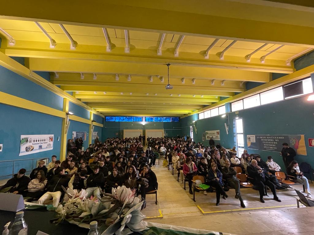 CislPuglia's tweet photo. Iniziativa "Parliamo di futuro" a Manduria studenti I.I.S.S. "L. Einaudi", @CastellucciAnto: Su #sicurezza #lavoro #futuro riteniamo necessario partire dall’approccio didattico-scolastico. In questo nostro percorso vogliamo rendere veri protagonisti i #giovani https://t.co/iq63dcpL7T