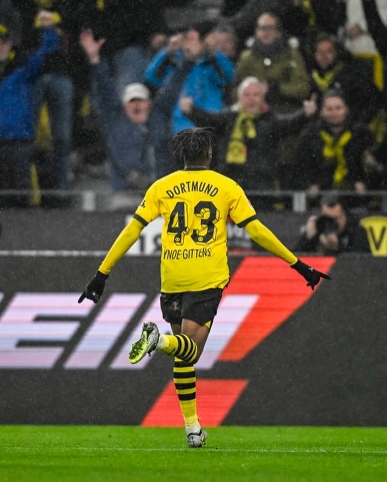 thebvbpod's tweet photo. Two big wins and prep for the big weekend🎙️
📈 #BVBBMG and #ACMBVB
🐐 Jamie Bynoe-Goat
🍷 Mats Masterclass
⚔️ #B04BVB Preview
LISTEN 🎧 https://t.co/DKfIU1QY8Y
#theBVBpod | #BVB 🖤 💛 https://t.co/r0MLMdActl
