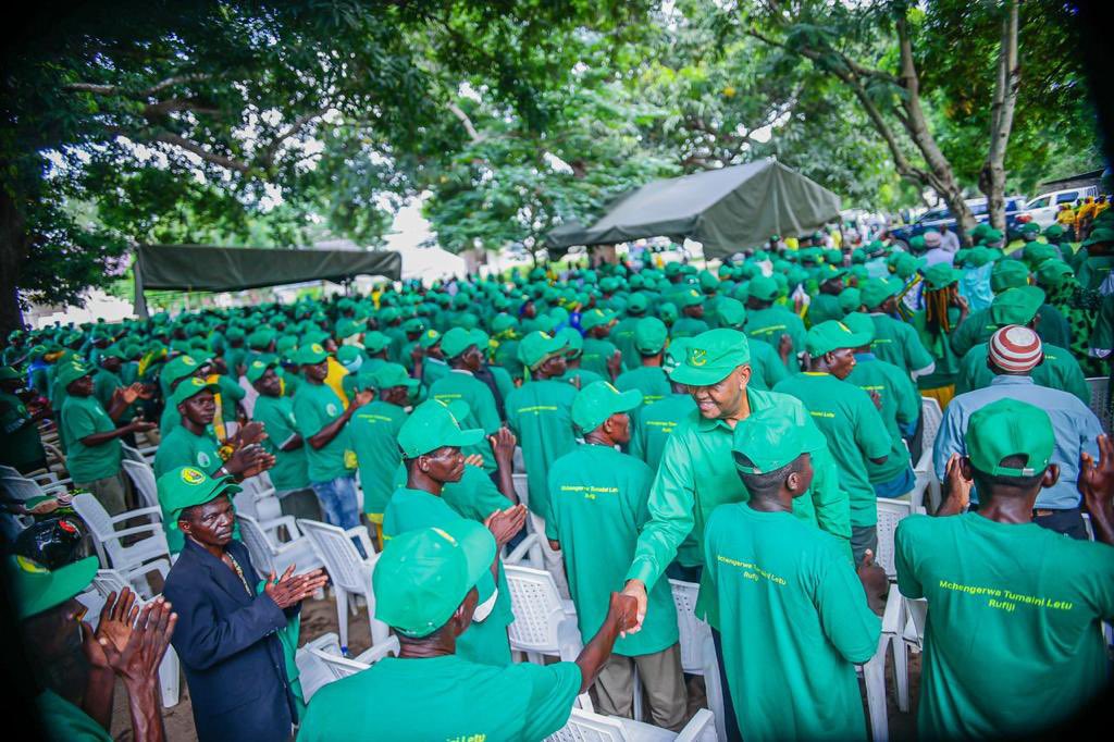 ccm_tanzania's tweet photo. Makamu Mwenyekiti wa Chama Cha Mapinduzi(CCM) Tanzania Bara Abdulrahman Kinana akisilimiana na mmoja wa mabalozi kabla ya kuanza kuzungumza nao wakati wa kikao cha mabalozi zaidi ya 800 wa Wilaya ya Rufiji mkoani Pwani.

#KaziIendelee https://t.co/AgARfHVwks