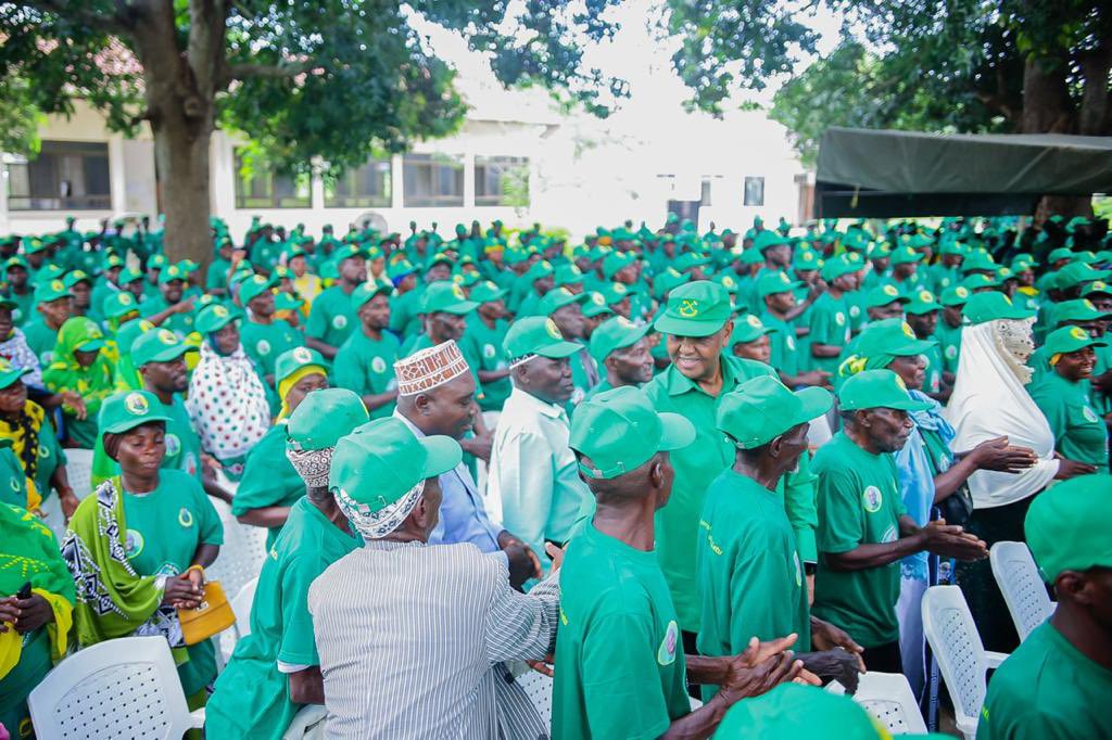 Makamu Mwenyekiti wa Chama Cha Mapinduzi(CCM) Tanzania Bara Abdulrahman Kinana akisilimiana na mmoja wa mabalozi kabla ya kuanza kuzungumza nao wakati wa kikao cha mabalozi zaidi ya 800 wa Wilaya ya Rufiji mkoani Pwani.

#KaziIendelee