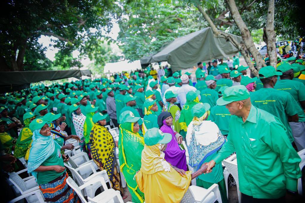 ccm_tanzania's tweet photo. Makamu Mwenyekiti wa Chama Cha Mapinduzi(CCM) Tanzania Bara Abdulrahman Kinana akisilimiana na mmoja wa mabalozi kabla ya kuanza kuzungumza nao wakati wa kikao cha mabalozi zaidi ya 800 wa Wilaya ya Rufiji mkoani Pwani.

#KaziIendelee https://t.co/AgARfHVwks