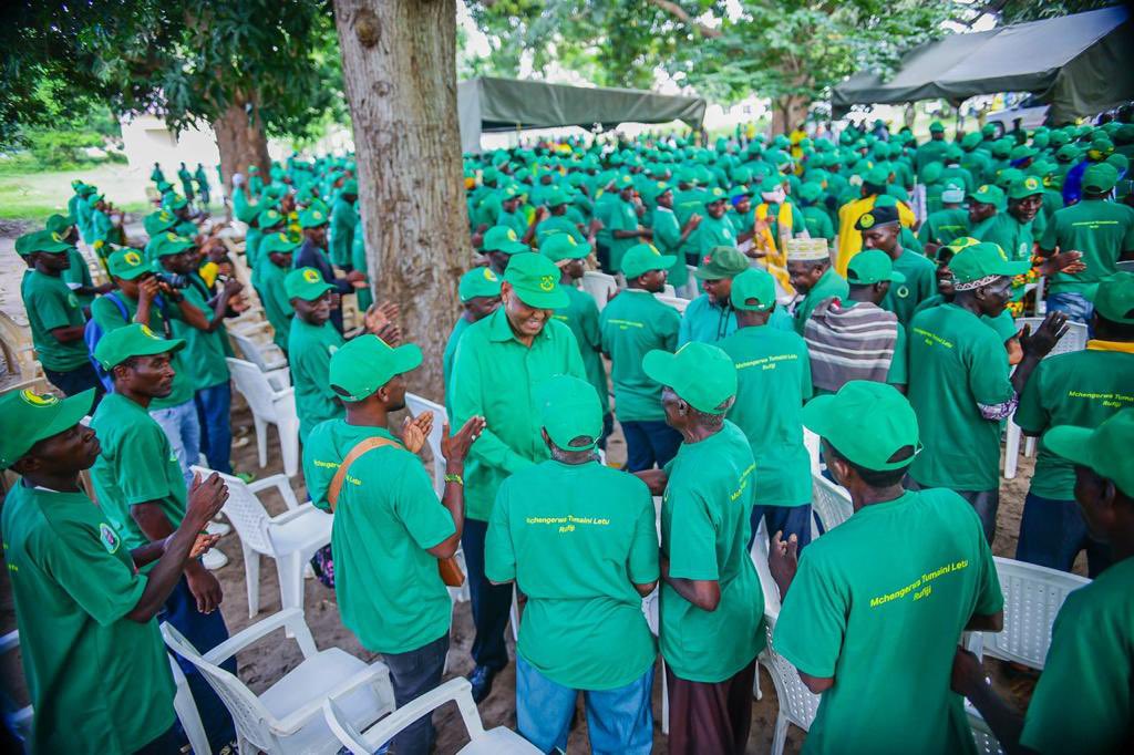 ccm_tanzania's tweet photo. Makamu Mwenyekiti wa Chama Cha Mapinduzi(CCM) Tanzania Bara Abdulrahman Kinana akisilimiana na mmoja wa mabalozi kabla ya kuanza kuzungumza nao wakati wa kikao cha mabalozi zaidi ya 800 wa Wilaya ya Rufiji mkoani Pwani.

#KaziIendelee https://t.co/AgARfHVwks