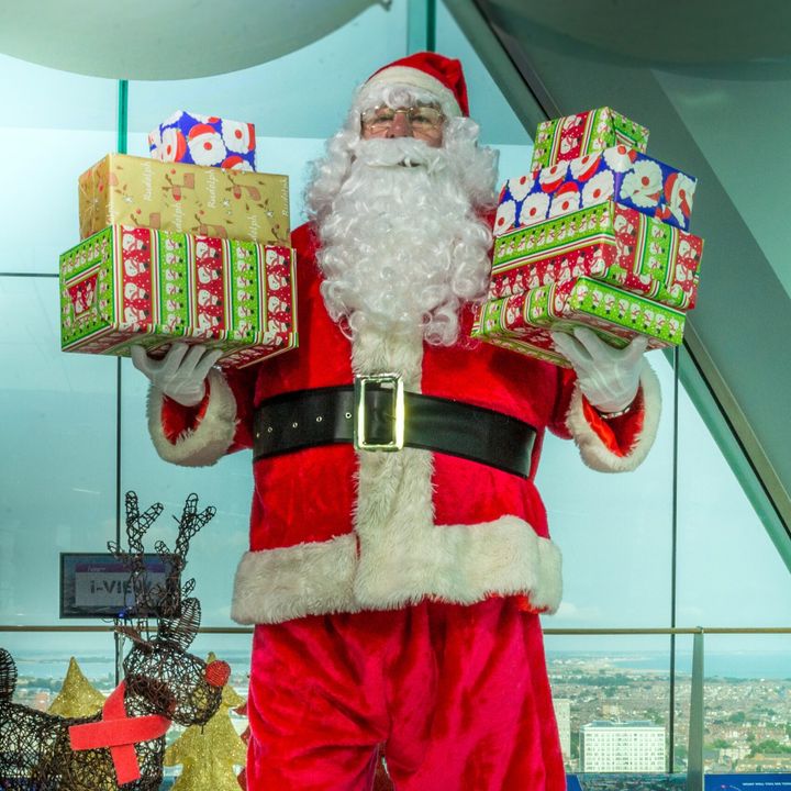 🎅Santa's Toymaker Workshop is coming to Portsmouth. Join us for a magical journey to Santa's grotto and share your wish list with the man in red himself! 🎅📜 📸🌟 #SantasGrotto #ChristmasWishes #ToymakerWorkshop BOOK NOW bookings.spinnakertower.co.uk/book/christmas…