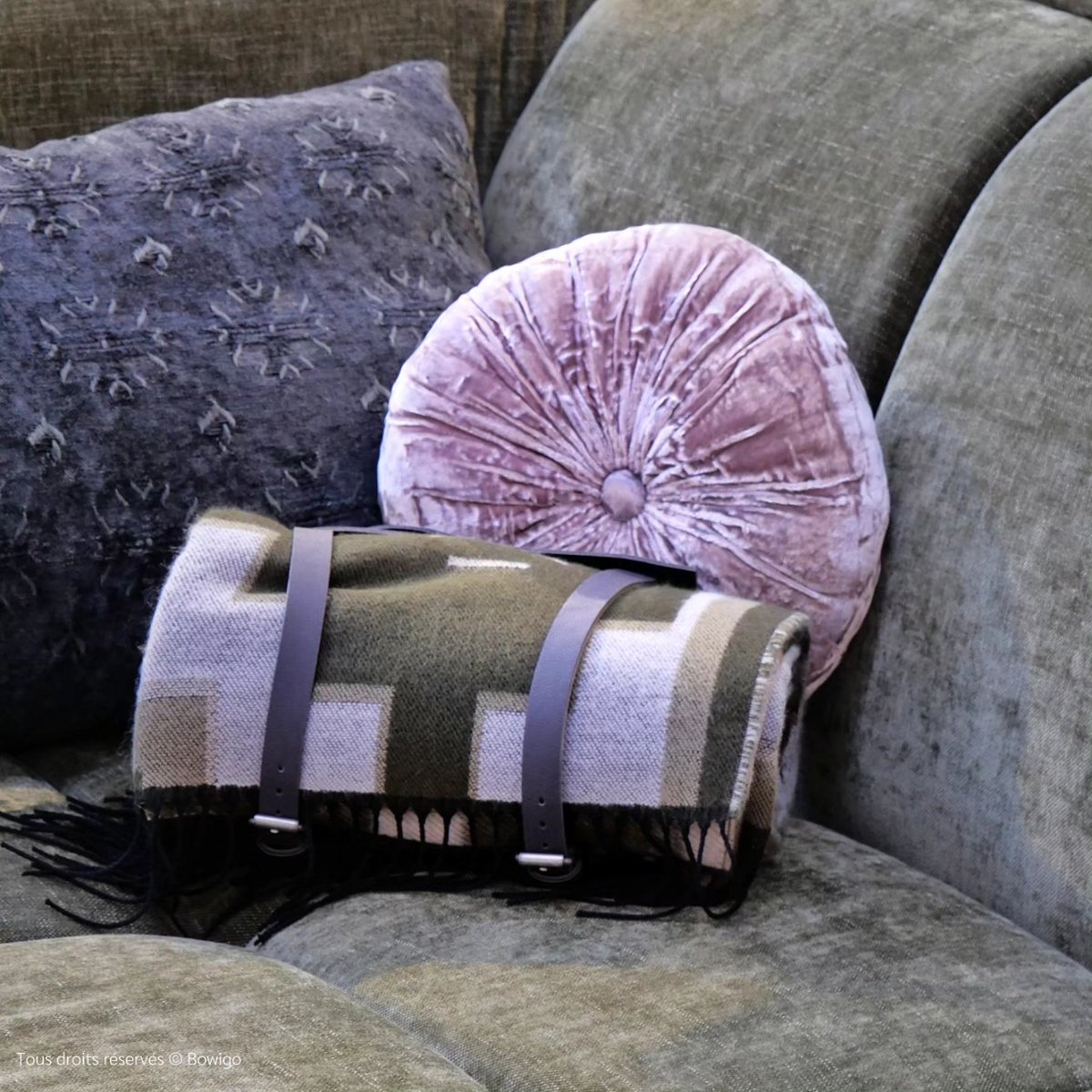 bowigo's tweet photo. Plantez-vous confortablement dans notre coin salon Bowigo, votre escale pour des siestes spectaculaires ! Avec nos coussins Sweet en soie (100% chic 😎) 
Rendez-vous sur notre site internet ! 🏡
.
#homedecor #designer  #shoponline  #decoration  #design #furnituredesign #auvergne https://t.co/9FvF7KZPSS