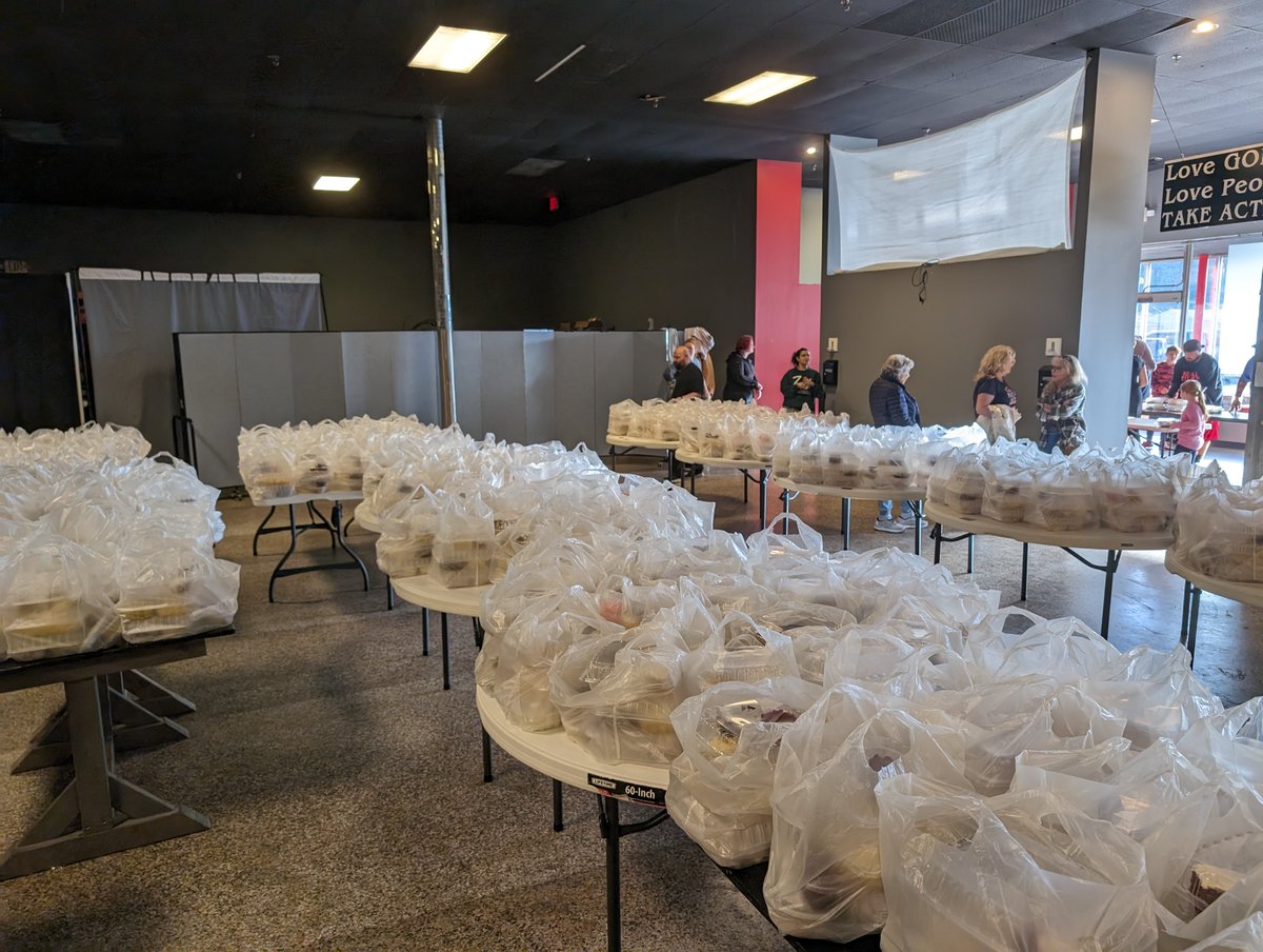 Cherokee_GA's tweet photo. A huge thank you to our Cherokee County Senior Services staff who, in partnership with Action Church, delivered over 350 meals last Thursday to local seniors in need! #CherokeeGA #CherokeeCounty https://t.co/PHQDlGEh10