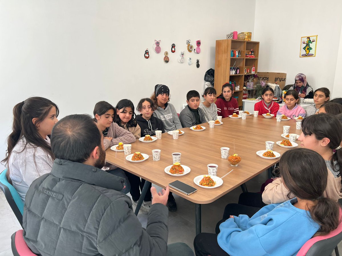 GSB_VanGM's tweet photo. 📍Erek Gençlik Merkezi
Gençlerimiz, hazırladıkları kısırları paylaşırken, manevi rehberimizin içten muhabbetiyle bir arada olmanın mutluluğunu yaşadılar. Bu anlamlı deneyim, gençlerimize kendilerini keşfetme fırsatı sundu. Birlikte öğrenmek, büyümek ve paylaşmak çok değerli.. https://t.co/Si8ZU4uWaW