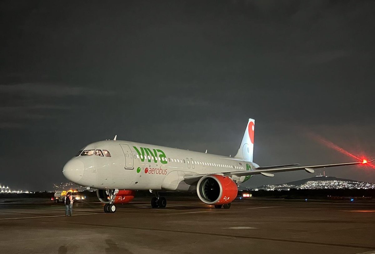 SkystoreMx's tweet photo. #CronicaDelAire El 30 de noviembre de 2006, @VivaAerobus iniciaba operaciones con 2 #Boeing 737-300. Siendo su primera ruta #Monterrey - #Leon. 

¡Felices 17 años de éxito a toda la familia Viva! 🟢⚪️🔴 https://t.co/blDrYwZ3Wn