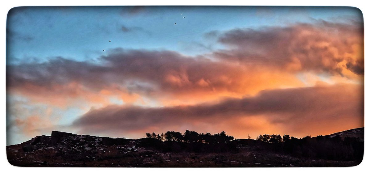 Peepers_110170's tweet photo. Beautiful sunset red clouds over Ilkley Moor this evening adding a warm glow to the Cow & Calf Rocks & White Wells, on this chilly last day of November 2023. @visitBradford @Discover_Ilkley
#cloudscapes #snow #lamdscape #ilkleymoor #whitewells #sunset #cowandcalfrocks #ilkley https://t.co/6HxpqNcZMF