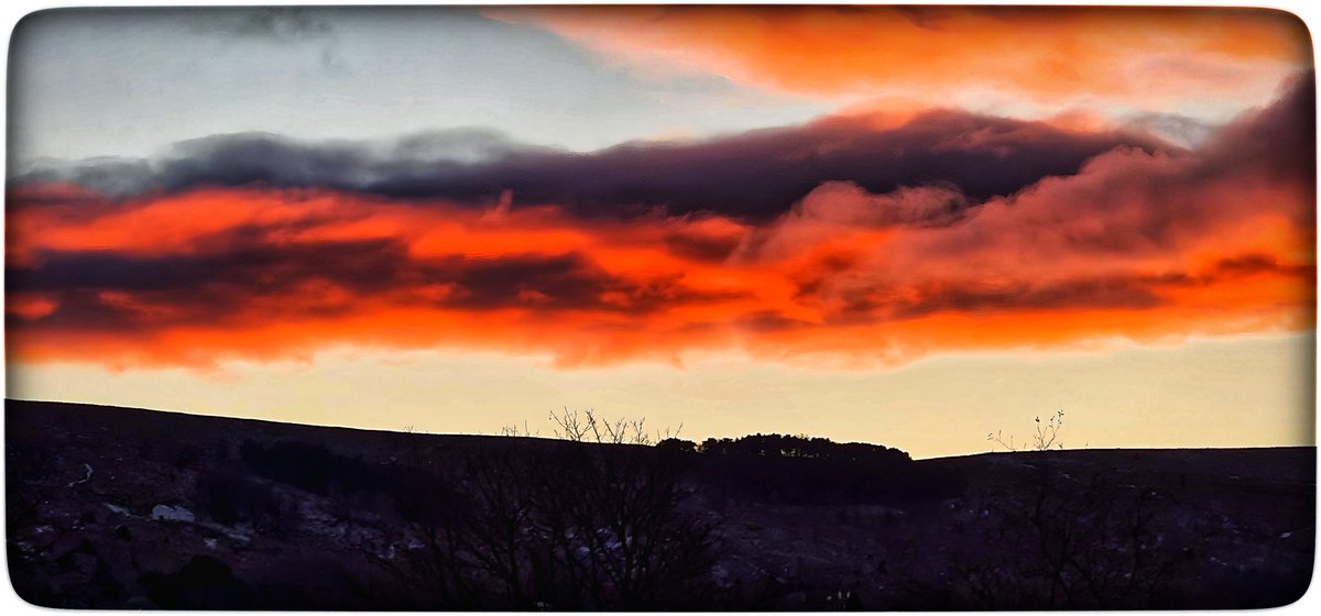 Peepers_110170's tweet photo. Beautiful sunset red clouds over Ilkley Moor this evening adding a warm glow to the Cow & Calf Rocks & White Wells, on this chilly last day of November 2023. @visitBradford @Discover_Ilkley
#cloudscapes #snow #lamdscape #ilkleymoor #whitewells #sunset #cowandcalfrocks #ilkley https://t.co/6HxpqNcZMF