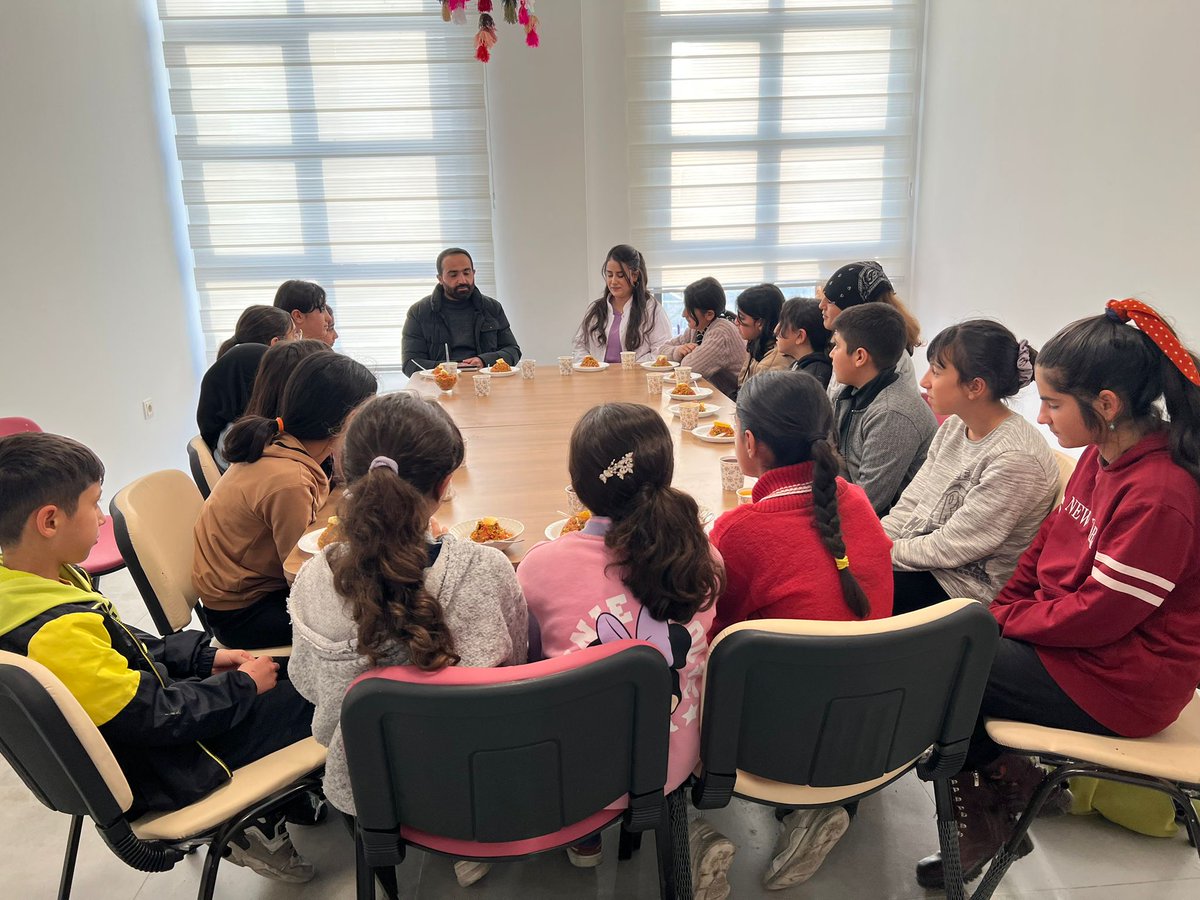 GSB_VanGM's tweet photo. 📍Erek Gençlik Merkezi
Gençlerimiz, hazırladıkları kısırları paylaşırken, manevi rehberimizin içten muhabbetiyle bir arada olmanın mutluluğunu yaşadılar. Bu anlamlı deneyim, gençlerimize kendilerini keşfetme fırsatı sundu. Birlikte öğrenmek, büyümek ve paylaşmak çok değerli.. https://t.co/Si8ZU4uWaW
