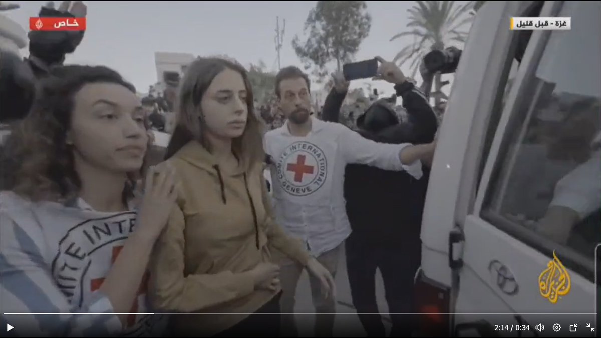 לא יודע מאיפה הפעילה הזאת של הצלב האדום בצילום משמאל ומה שמה, אבל כבר שבוע שלם יום-יום היא נכנסת לקן הצרעות הזה בעזה ומובילה החוצה בשקט ובביטחון את החטופים והחטופות כשהיא מוקפת חמושים והמון משתולל ואלים. קל לשנוא עכשיו את הצלב האדום אבל חייבים להעריך את העבודה והמסירות של אנשיו