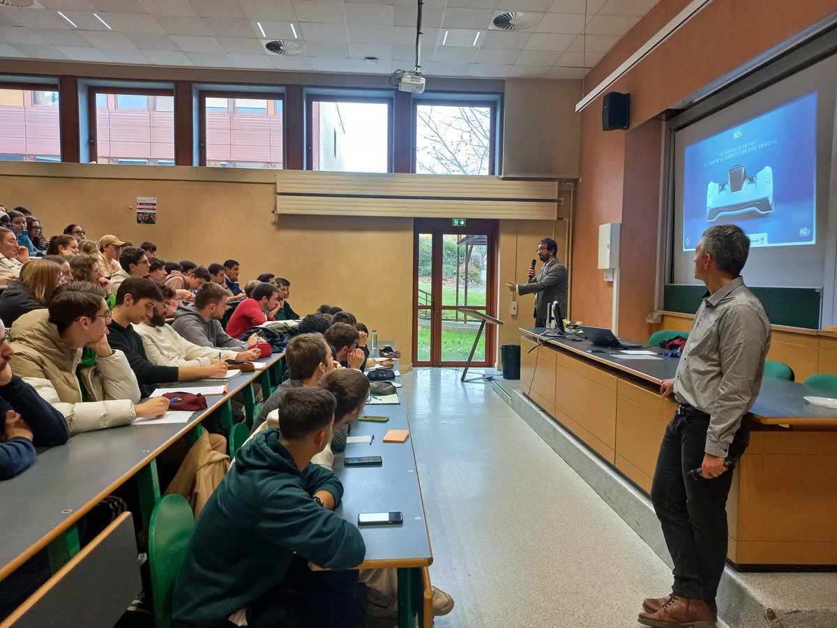 MissionH24's tweet photo. A l'@IUTLeMans, Bassel Aslan, le Directeur Technique de #MissionH24, programme en collaboration entre l'#ACO et #H24Project, partage avec les étudiants ses recherches sur l'#hydrogène, via la compétition automobile, et notamment l'#Endurance. 🏎️💧 https://t.co/4B8b80cA7m