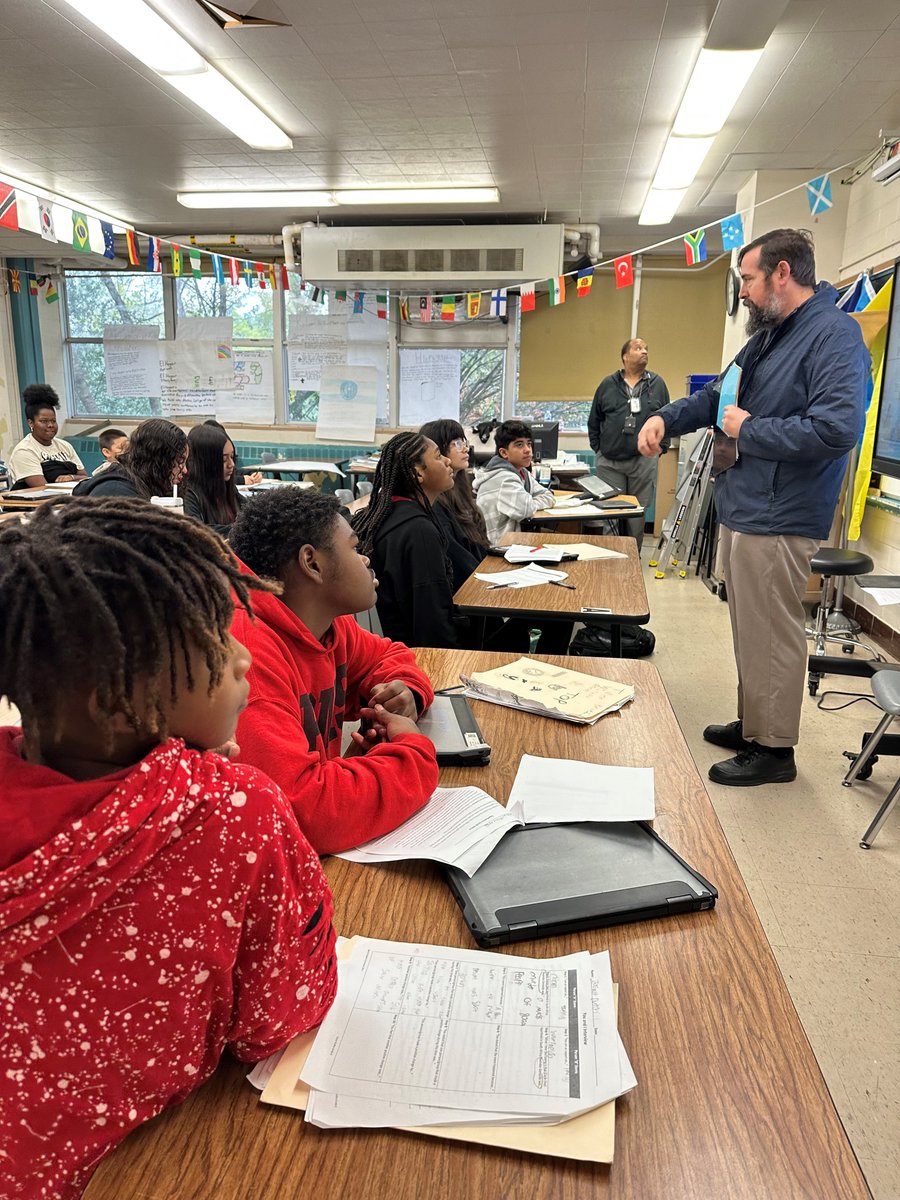 On the field coaching going on daily at Frank Black.   Our administration wants to ensure that every student gets high quality instruction every day. #EveryKidEveryDay #OnTheFieldWithOurTeachers <a href="/EDUkhalessiAB/">Alecia L. Bell</a> @TeamHISD <a href="/HISDSupe/">Mike Miles</a>