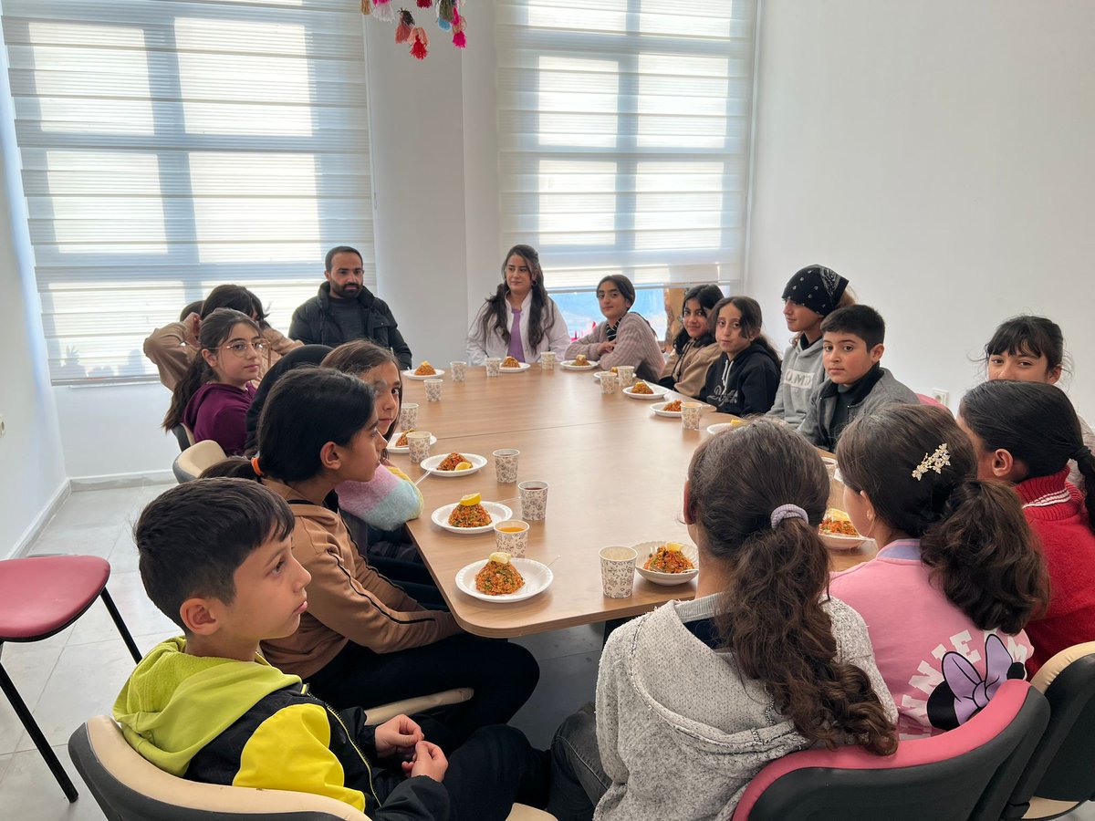 GSB_VanGM's tweet photo. 📍Erek Gençlik Merkezi
Gençlerimiz, hazırladıkları kısırları paylaşırken, manevi rehberimizin içten muhabbetiyle bir arada olmanın mutluluğunu yaşadılar. Bu anlamlı deneyim, gençlerimize kendilerini keşfetme fırsatı sundu. Birlikte öğrenmek, büyümek ve paylaşmak çok değerli.. https://t.co/Si8ZU4uWaW