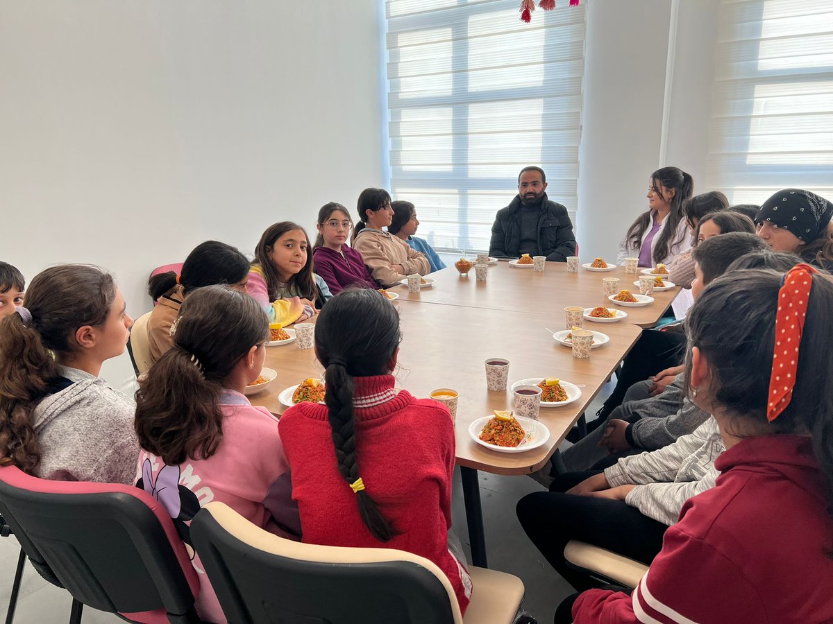 📍Erek Gençlik Merkezi
Gençlerimiz, hazırladıkları kısırları paylaşırken, manevi rehberimizin içten muhabbetiyle bir arada olmanın mutluluğunu yaşadılar. Bu anlamlı deneyim, gençlerimize kendilerini keşfetme fırsatı sundu. Birlikte öğrenmek, büyümek ve paylaşmak çok değerli..