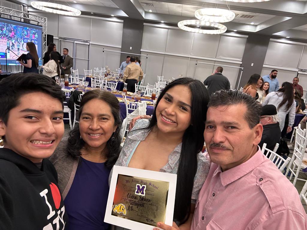 NormaBarbosa519's tweet photo. Tiempo agradable!!
#cena #premiacion #mchi💜#voleibol🏐 #mcallen #tx #mchivolleyball #awardsbanquet @McallenHigh 💜👏🏐🥳 https://t.co/autXrQz2ch