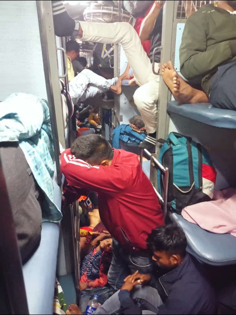 Sumanch06714739's tweet photo. It has become difficult to travel by train. 
#indianrailway https://t.co/V0sk6neWUp